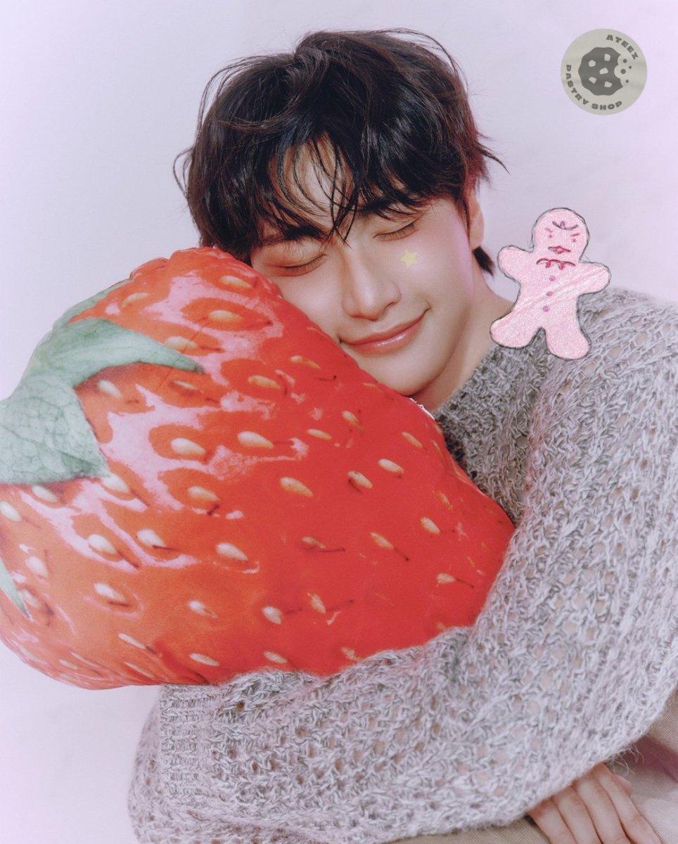 hwallazziaa's tweet image. Seonghwa with strawberries is the cutest thing ever 🥹🍓