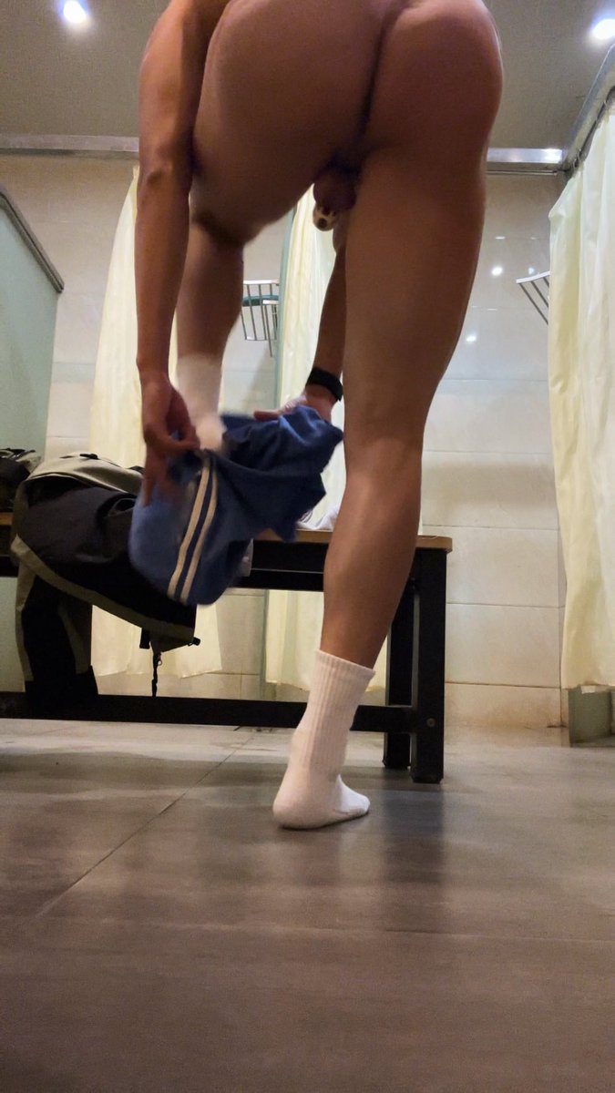 在健身房更衣室/浴室 换衣服脱光之后情不自禁的跪下撅起大屁股此时想被狠狠打桩