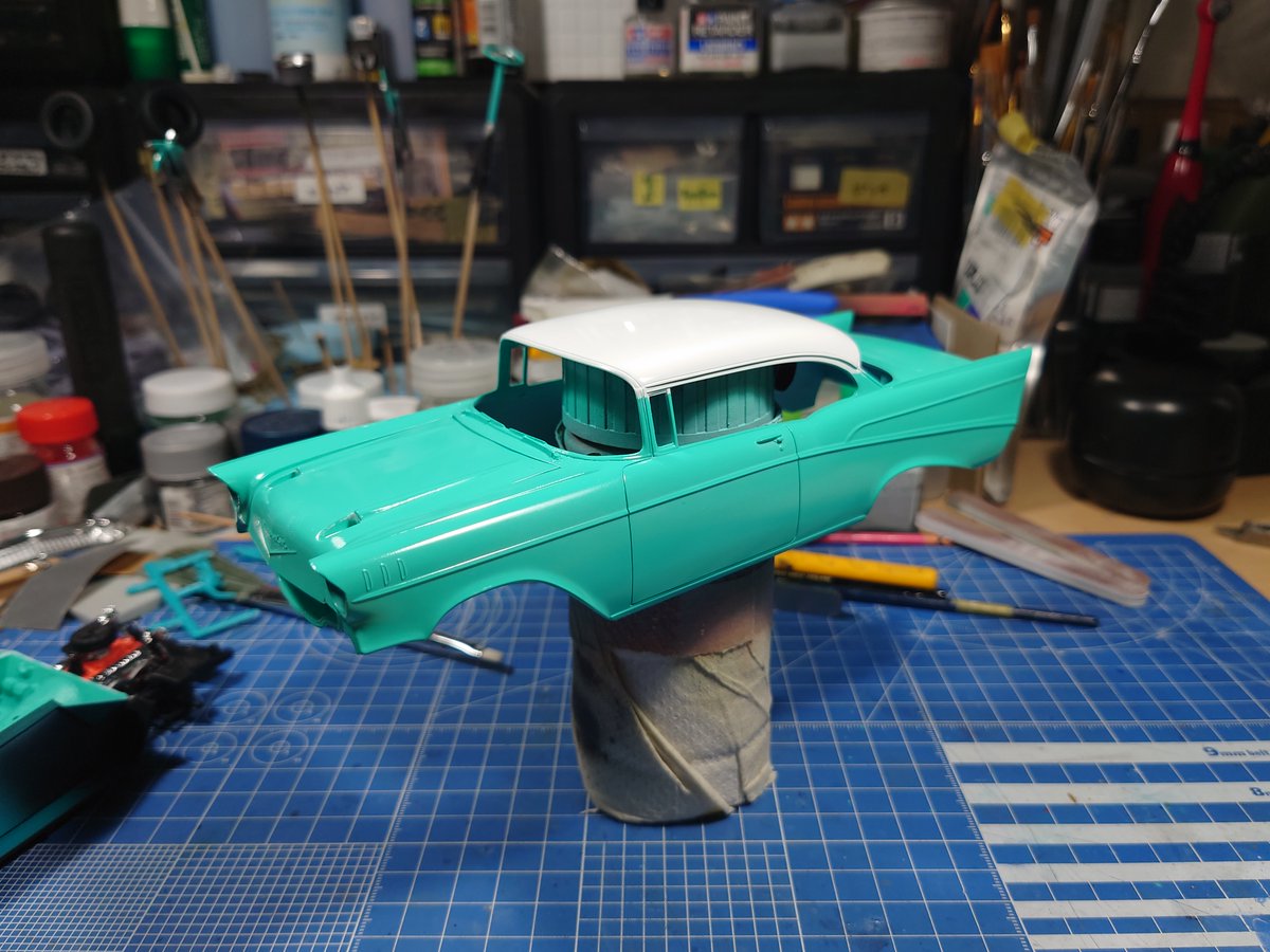 THeppokorin's tweet image. #amt 1/25 Bel Air 
屋根白く塗りました。やはりこちらの方がちょっと落ち着く。クリア軽く吹いたので、あとはペイントマーカーでモール塗って、とっとと仕上げよう。

 #アメリカンカープラモ