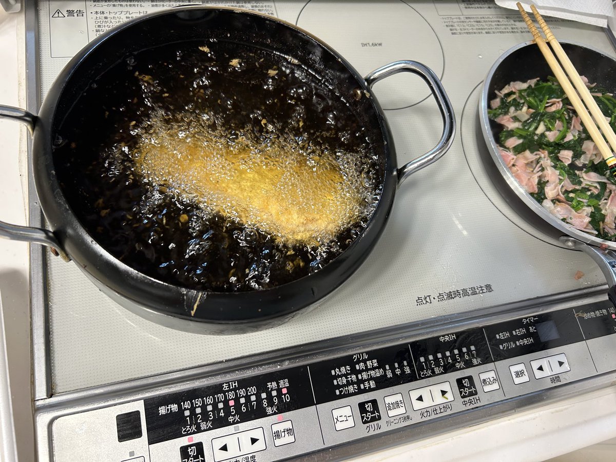 今日はトンカツじゃ。我が家では揚げ油は使い潰すからな、平気で揚げ物の日を連続させるぞ。さあ食え！
