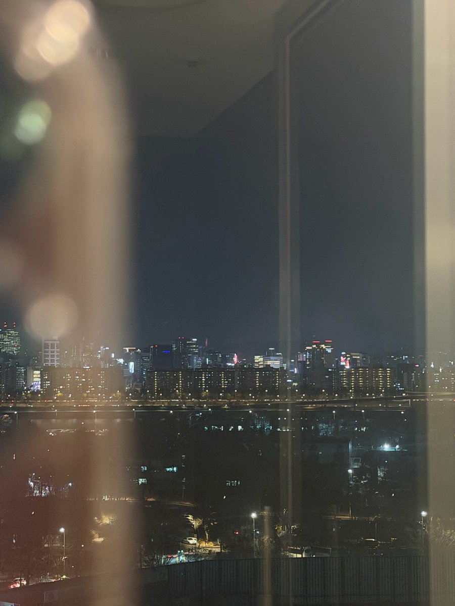 xunhuas's tweet image. 251201 Sehun 🧼💌💭

Sehun sent a photo of the night sky in Seoul today! 📸🌃