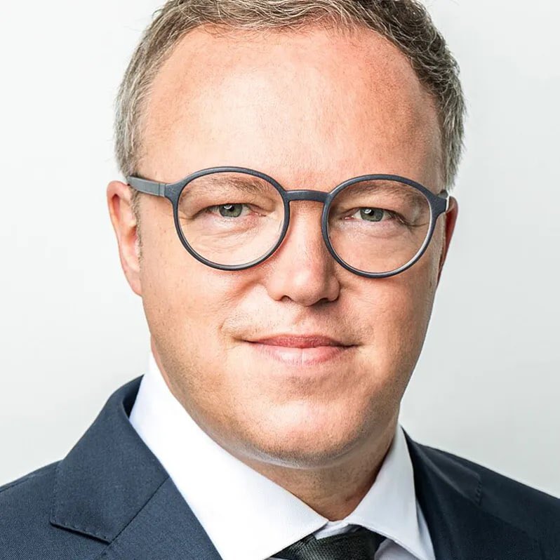 Wie ist eigentlich der aktuelle Stand bei der Plagiatsaffäre von "Mett-Mario"? Seit fast anderthalb Jahren prüft die TU Chemnitz, ob Dinge, die offenkundig abgeschrieben wurden, abgeschrieben wurden.

Denn: Eigentlich gibt es nichts zu prüfen, denn dass Mario Voigt seine