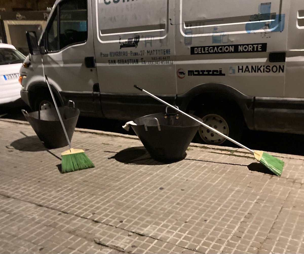 #tarragona #tarragonabruta
1 diciembre, seguimos igual de mal, incivismo, suciedad, basura e insalubridad.
"La limpieza en #Tarragona brilla por su ausencia" 👇