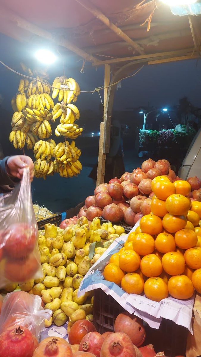 که چیري پر پاکستاني محصولاتو باندي په ریشتیا دروازې بندي او تړلي وي، نو بیا مو بازارونه د پاکستانۍ مالټو، امرتو او کېلو څرنګه ډک دي او ولي خرڅیږي؟

ځکه دا ملت د پاکستانۍ مالټو، امرتو او کېلو پرته ولاکه مړ سي، ځکه دا دومره ضروري توکي هم ندي او دا پر فرضي کرښو زموږ د سرحدي او