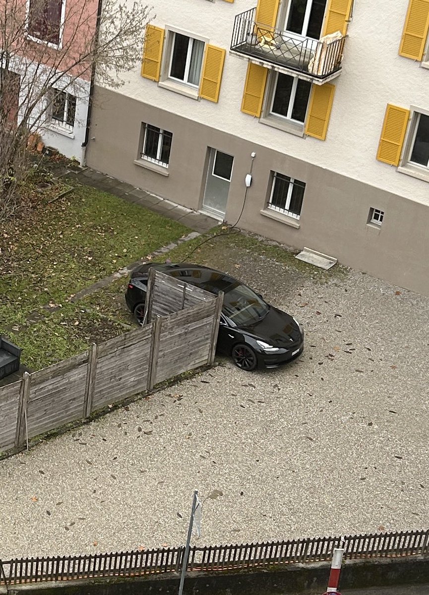 CsSte52487's tweet photo. Wahnsinn! Sogar im autofeindlichem Bern, kann man als Mieter ein geiles Tesla Performance Model haben.
Total machbar und purer Style! Ich jubel vor Freude – Respekt an dessen Besitzer, dein Geschmack rockt! 😍⚡🚀 #TeslaLiebe #BernEV #PerformanceHigh https://t.co/efNBRNvHOK