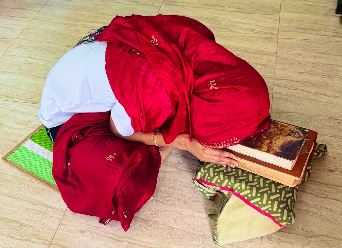 shibaniisiingh's tweet image. On this Gita Jayanti, we bow to the timeless wisdom of the Bhagavad Gita:-
 A guide that teaches clarity in chaos, duty without attachment, and strength rooted in truth.
May we choose righteousness over convenience and action over fear.
The Gita isn’t just a scripture:- it’s a…