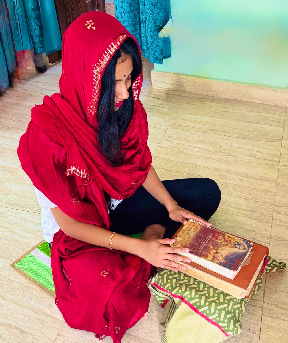 shibaniisiingh's tweet image. On this Gita Jayanti, we bow to the timeless wisdom of the Bhagavad Gita:-
 A guide that teaches clarity in chaos, duty without attachment, and strength rooted in truth.
May we choose righteousness over convenience and action over fear.
The Gita isn’t just a scripture:- it’s a…