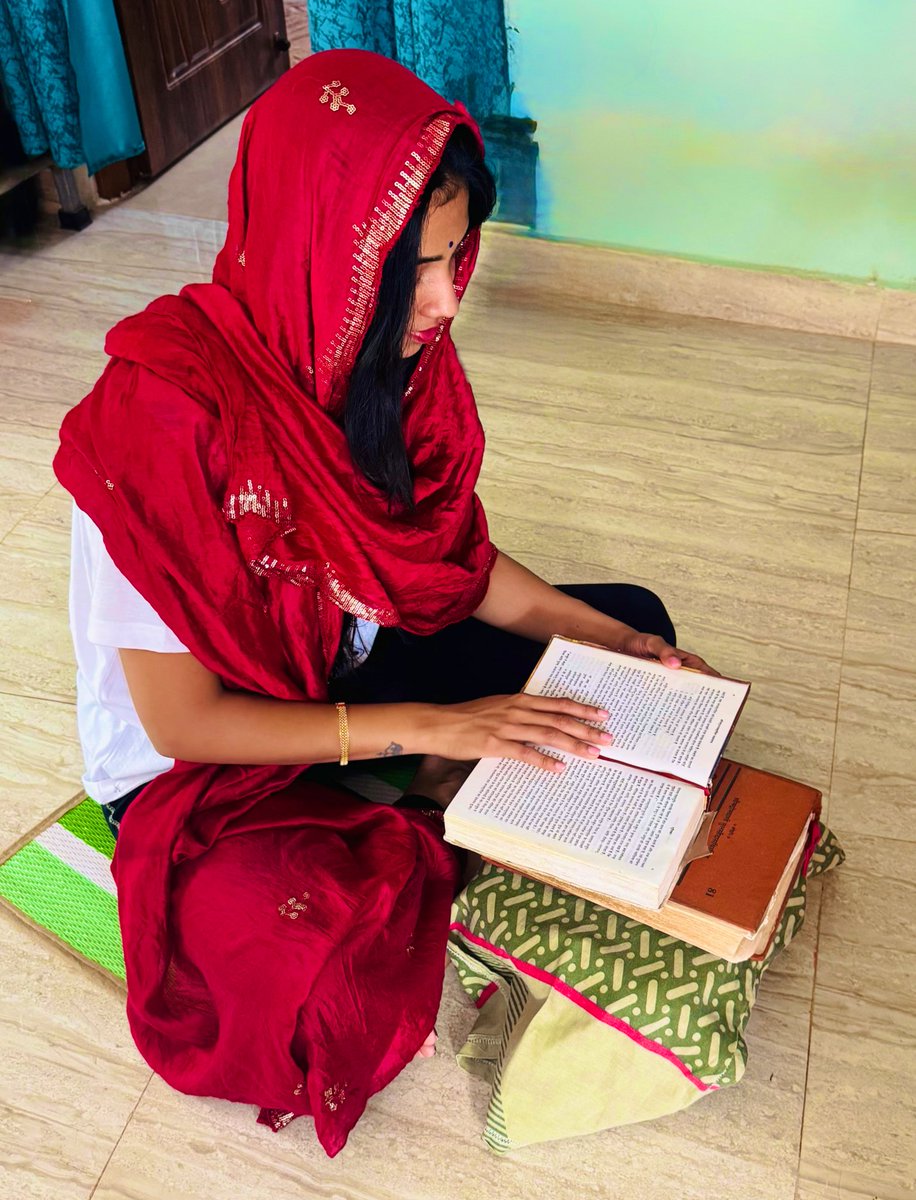 shibaniisiingh's tweet image. On this Gita Jayanti, we bow to the timeless wisdom of the Bhagavad Gita:-
 A guide that teaches clarity in chaos, duty without attachment, and strength rooted in truth.
May we choose righteousness over convenience and action over fear.
The Gita isn’t just a scripture:- it’s a…