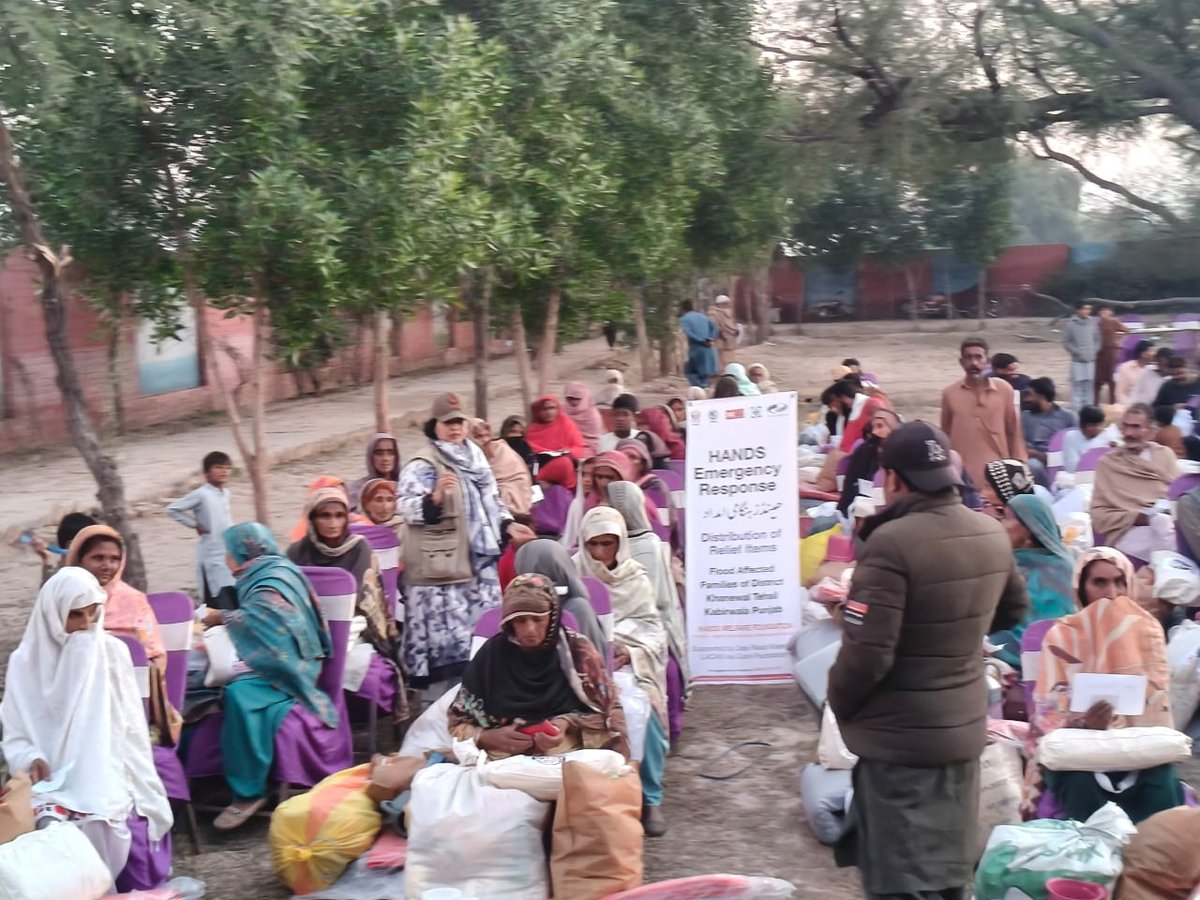 HANDS_Welfare's tweet image. HANDS Welfare Foundation, with the support of I-CARE Foundation, distributed food bags, winterization kits, warm clothes, tarpaulin sheets, and hygiene kits to 161 flood-affected families in Tehsil Kabirwala, District Khanewal
#HANDSWelfareFoundation #ICAREFoundation #FloodRelief