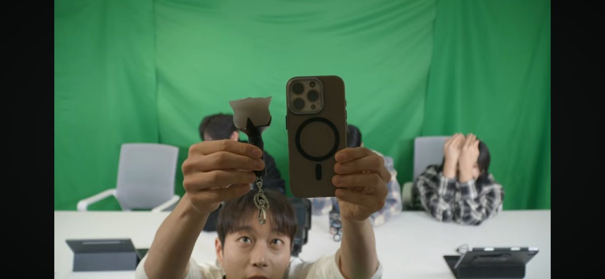 hlxlight's tweet image. why is this so funny 😭😭😭😭