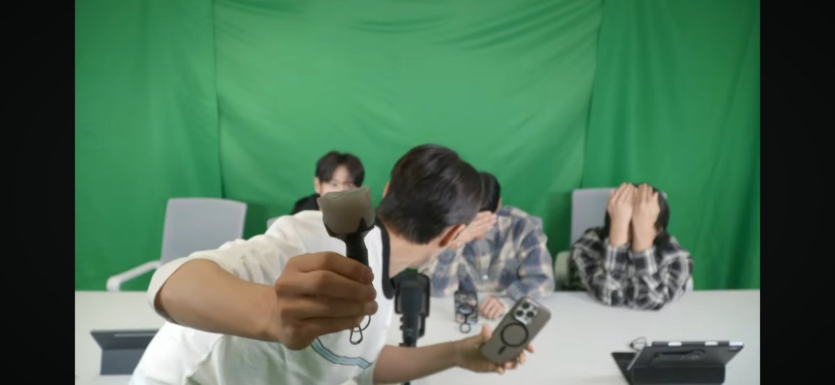 hlxlight's tweet image. why is this so funny 😭😭😭😭