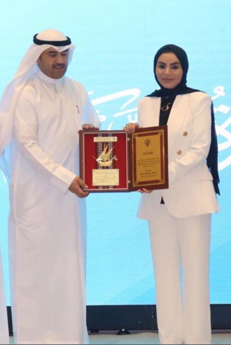 وزيرة #الشؤون د. أمثال الحويلــة تكرم رئيس  مجلس إدارة  #جمعيـة_النعيم_التعاونية مشعل أبا ذراع لمساهمتهم في إنجاح الملتقى الخليجـي الأول لبناء قدرات ومهارات أصحاب المشاريع المنزلية التقنية

#الكويت #النعيم #القصر #تيماء