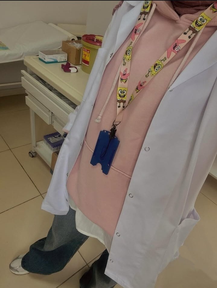 Pembiş hemşire olup çocuklara şirin olmaya çalışırken yine iğne yüzünden ağladıkları bir gün..