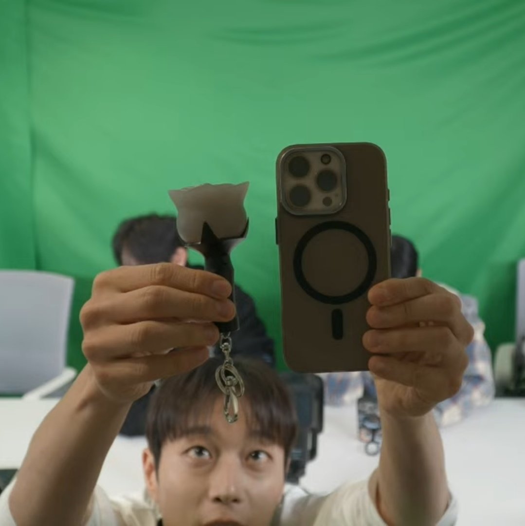 hlxlight's tweet image. size comparison of the rosebong 🌹mini keyring vs iphone 15 pro max