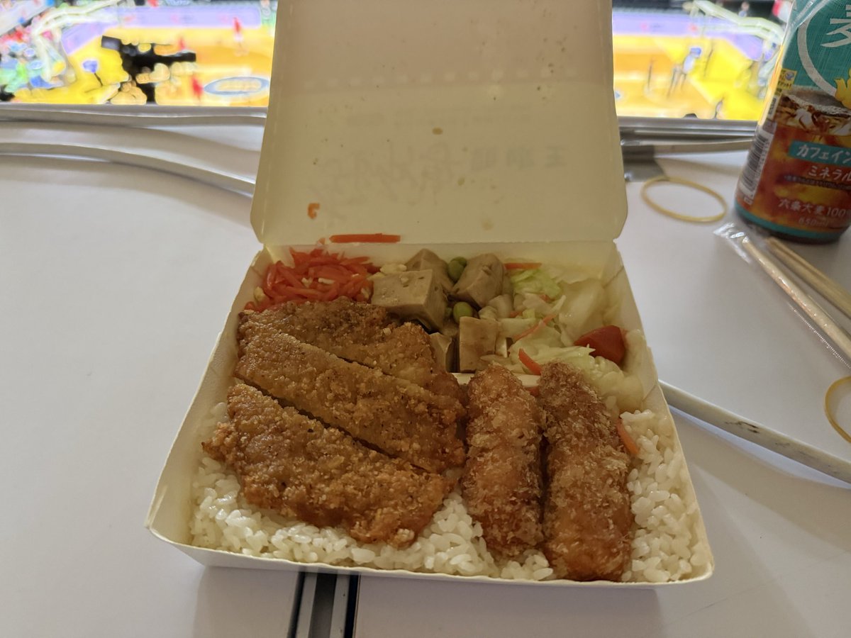 yusukeMimura's tweet image. 今夜の🏀チャイニーズタイペイ戦の行われるアリーナ到着。カメラが邪魔ですが、こんな感じ。メディア用の弁当もボリュームたっぷり🍱

しかし台北は日本的空気感ありますよね😆ケンタはアメリカのお店ですが