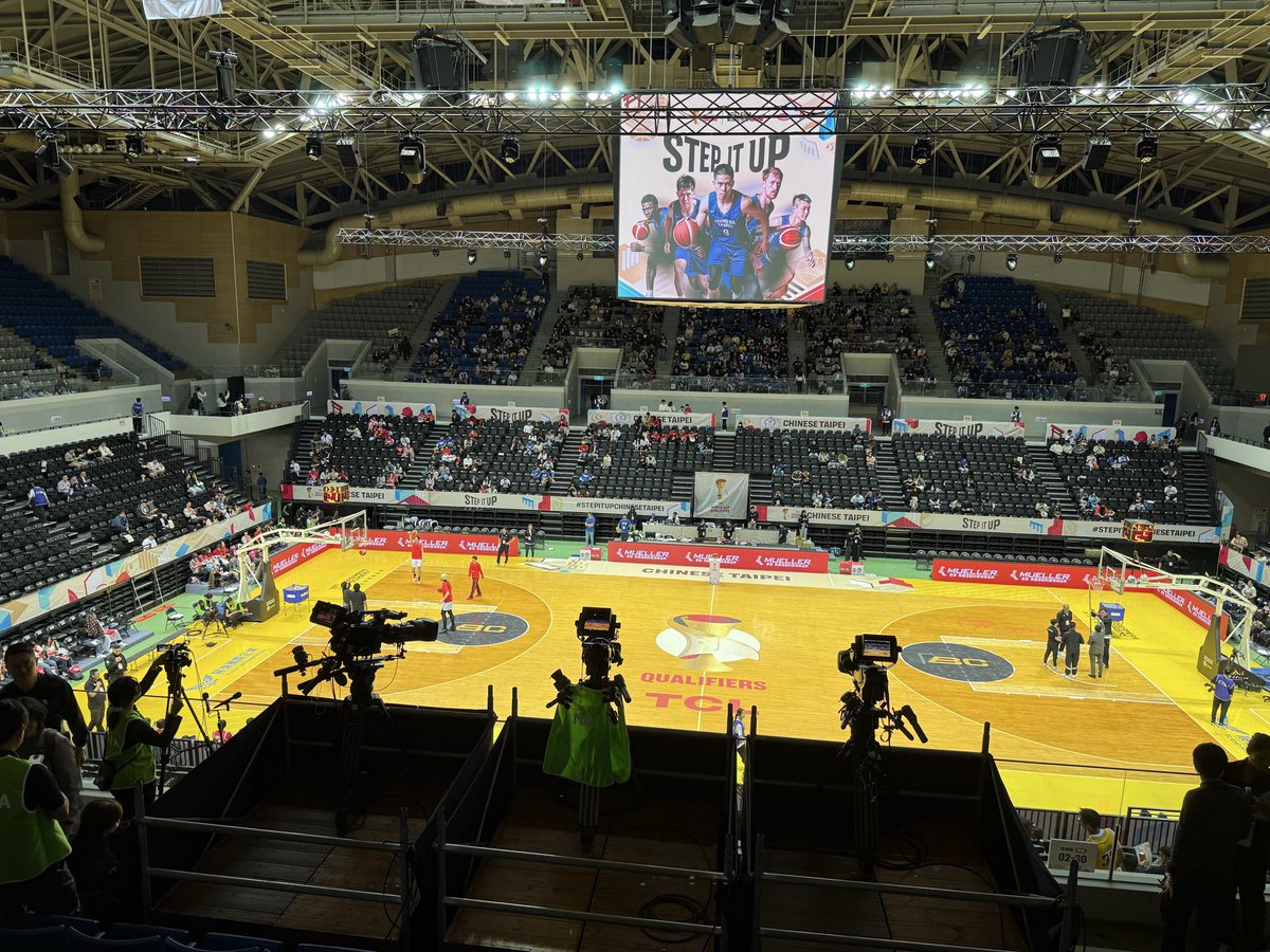 yusukeMimura's tweet image. 今夜の🏀チャイニーズタイペイ戦の行われるアリーナ到着。カメラが邪魔ですが、こんな感じ。メディア用の弁当もボリュームたっぷり🍱

しかし台北は日本的空気感ありますよね😆ケンタはアメリカのお店ですが