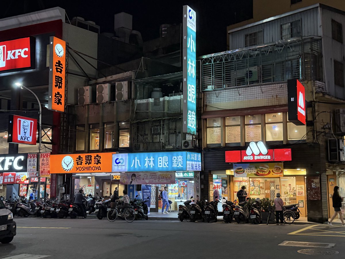 yusukeMimura's tweet image. 今夜の🏀チャイニーズタイペイ戦の行われるアリーナ到着。カメラが邪魔ですが、こんな感じ。メディア用の弁当もボリュームたっぷり🍱

しかし台北は日本的空気感ありますよね😆ケンタはアメリカのお店ですが