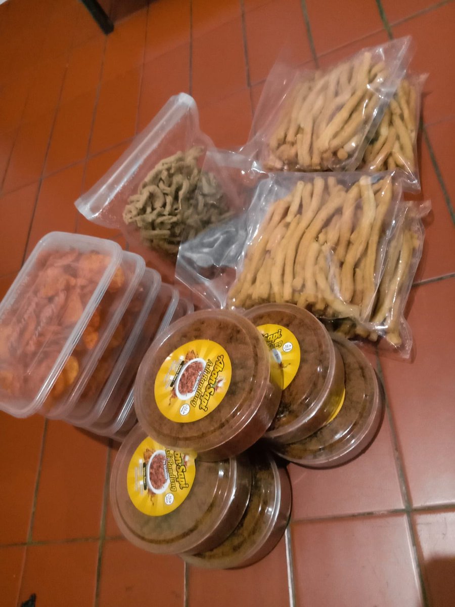 Bismillah
Paket jumbo
Abon sapi 50rb x 5
Keripik kentang balado 25rb x 5
Sistik bawang 25rb x 4
Usus krispi 25rb
Total 500rb byr 100rb blm ongkir
Kuota 3
Minat DM
Ijin tag
<a href="/beautydyah/">Dyah</a> 
<a href="/WongAlasRoban/">KangBlandong</a> 
<a href="/nyonyahsyuuper/">- nyonyahNAT - 나탈리아</a>