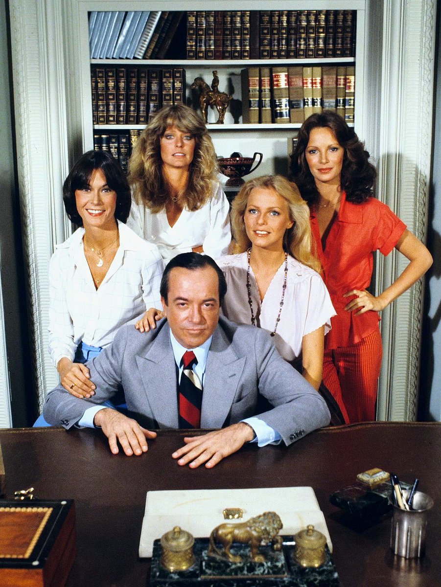 NevilleFChambe1's tweet image. Remembering David Doyle #BOTD, seen here with co-stars Kate Jackson, Farrah Fawcett, Jaclyn Smith and Cheryl Ladd in the ABC crime series &quot;CHARLIE&apos;S ANGELS&quot; (1976 - 1981)

📺 Spelling-Goldberg Productions