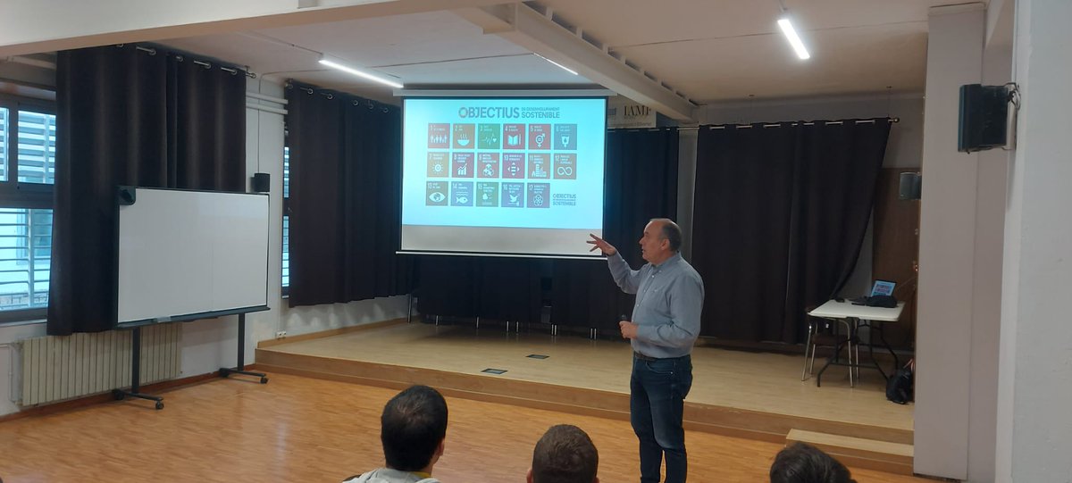 Ins_IAMF's tweet image. 🌍L’alumnat de Problemàtiques Socials de 1r de batxillerat ha rebut la visita d’Òscar Saladié, professor de Geografia i degà de la Facultat de Turisme i @geografiaURV 🌱. Ens ha ofert una conferència inspiradora sobre Desenvolupament sostenible, ideal per entendre els ODS 🌎✨