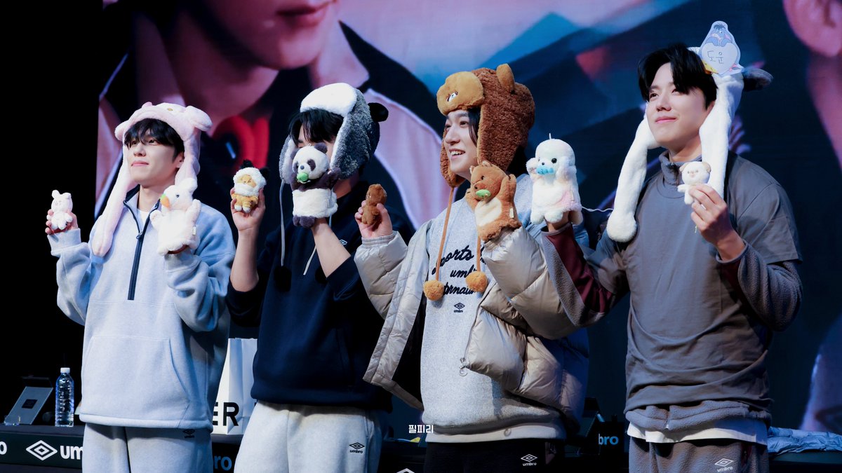 ON_YUL_'s tweet photo. 251122 엄브로 #데이식스 #DAY6 https://t.co/mTkG2hKGUD