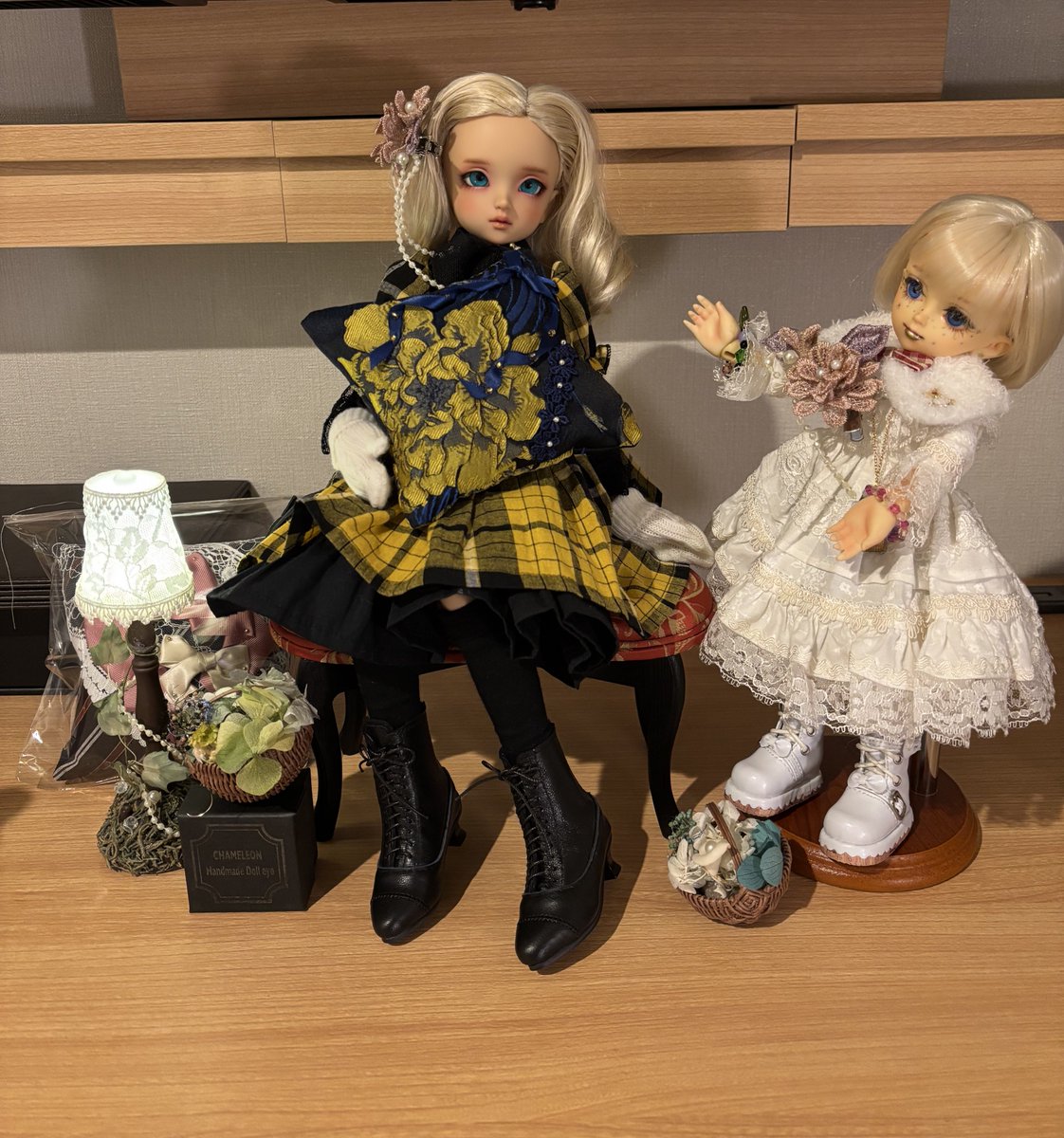 soikaripupu's tweet image. ゆるゆるドルパ戦利品紹介②
インテリア系です。
大きいクッション→CHARME様
ちょうど良いクッション→永久薔薇園様
スツール→ #プティドゥカンティーニュ
かわいいライト、ヘアクリップ、お花の🧺→ディーラー様失念💦（すみません、今度はドレスもお買い物させていただきたいです。）