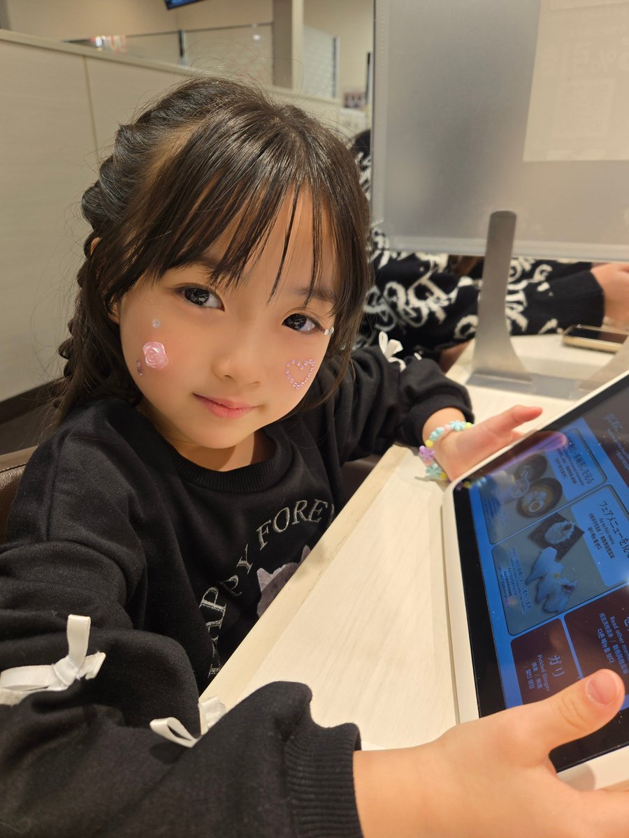 yua19127's tweet image. 昨日はさつえいのあとママとおすしたべにいったよ🍣ᔆᵘᴷⁱ
なっとうまきとたまごとアイスたべたよ🍨こおったぶどうのってるの🍇
オレンジジュースものんだよ🧡
おやすみ🩷まだねないけど🤭ごはんたべるからだよ❣️ゆあより🩷