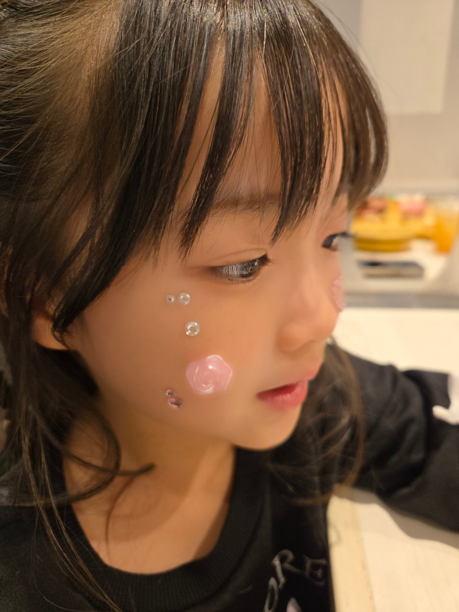 yua19127's tweet image. 昨日はさつえいのあとママとおすしたべにいったよ🍣ᔆᵘᴷⁱ
なっとうまきとたまごとアイスたべたよ🍨こおったぶどうのってるの🍇
オレンジジュースものんだよ🧡
おやすみ🩷まだねないけど🤭ごはんたべるからだよ❣️ゆあより🩷