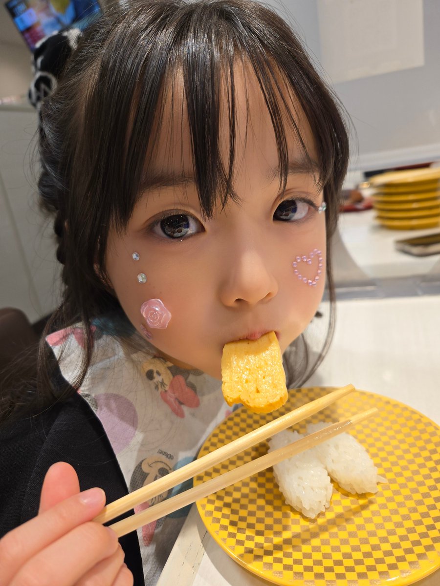 yua19127's tweet image. 昨日はさつえいのあとママとおすしたべにいったよ🍣ᔆᵘᴷⁱ
なっとうまきとたまごとアイスたべたよ🍨こおったぶどうのってるの🍇
オレンジジュースものんだよ🧡
おやすみ🩷まだねないけど🤭ごはんたべるからだよ❣️ゆあより🩷