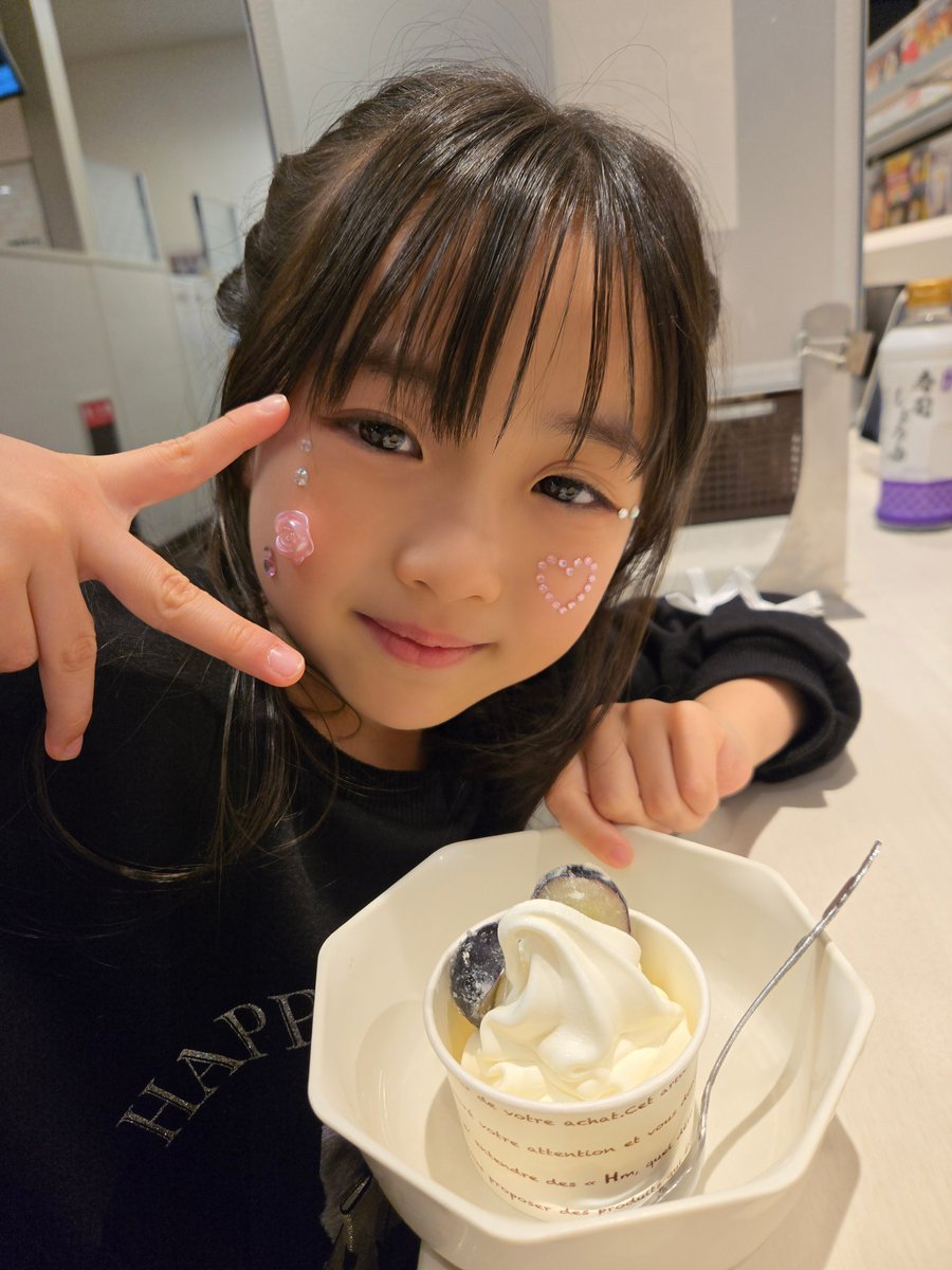 yua19127's tweet image. 昨日はさつえいのあとママとおすしたべにいったよ🍣ᔆᵘᴷⁱ
なっとうまきとたまごとアイスたべたよ🍨こおったぶどうのってるの🍇
オレンジジュースものんだよ🧡
おやすみ🩷まだねないけど🤭ごはんたべるからだよ❣️ゆあより🩷