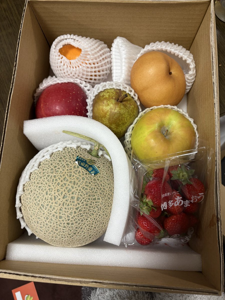 Calpisp's tweet image. 娘の誕生日のお祝いでフルーツ送ってもらったんだけど、ラ・フランスは半分潰れてるし、いちごも全部変形するくらい潰れて箱に汁がもれてる、、
クレーム入れていいかな😭