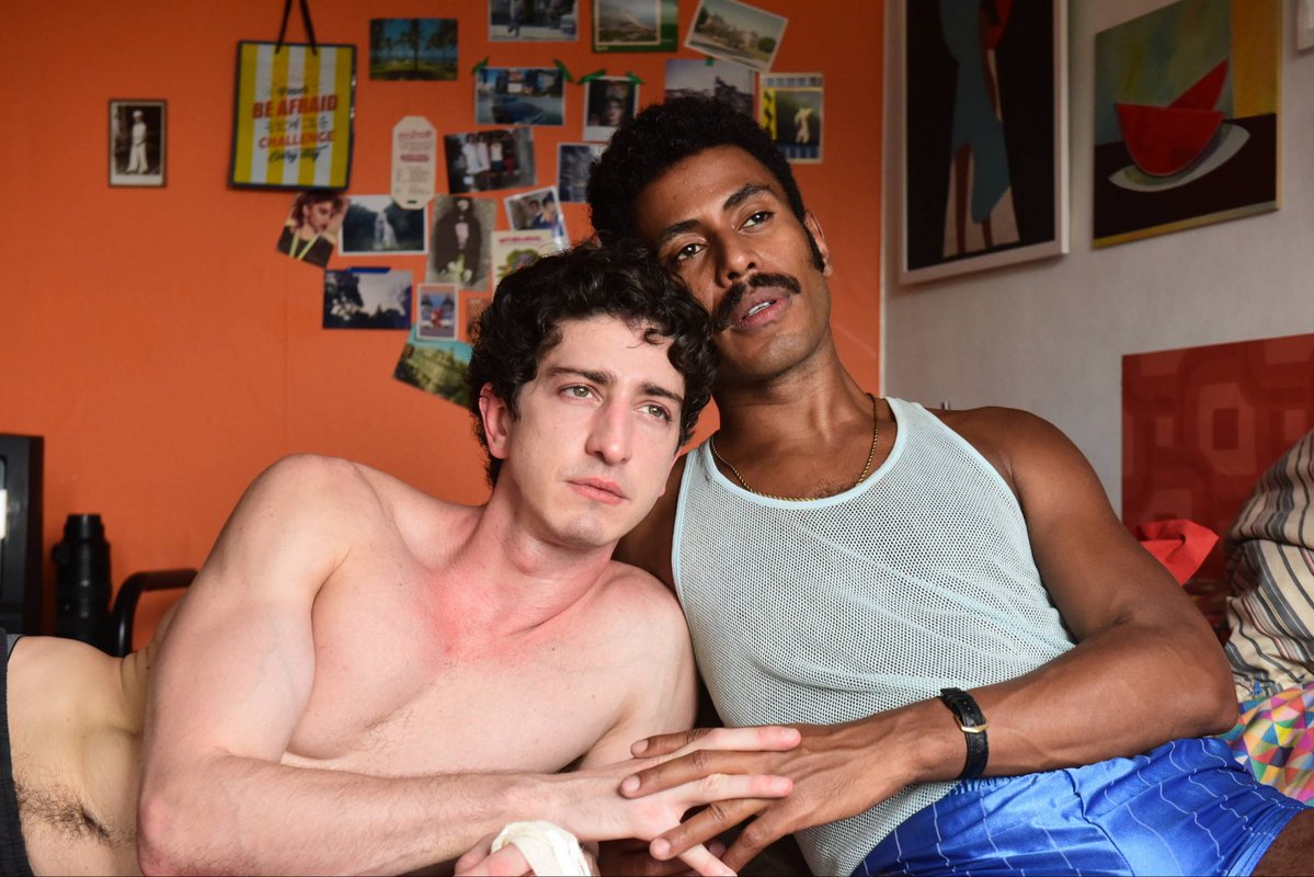 “Tenho sangrado demais 
Tenho chorado pra cachorro 
Ano passado eu morri 
Mas esse ano eu não morro”

1 de dezembro: dia mundial de conscientização sobre HIV/Aids 

HIV não é sentença. 
O medo sim. 
O preconceito.
E pra isso temos cura! 
Estamos com vocês.❤️‍🩹