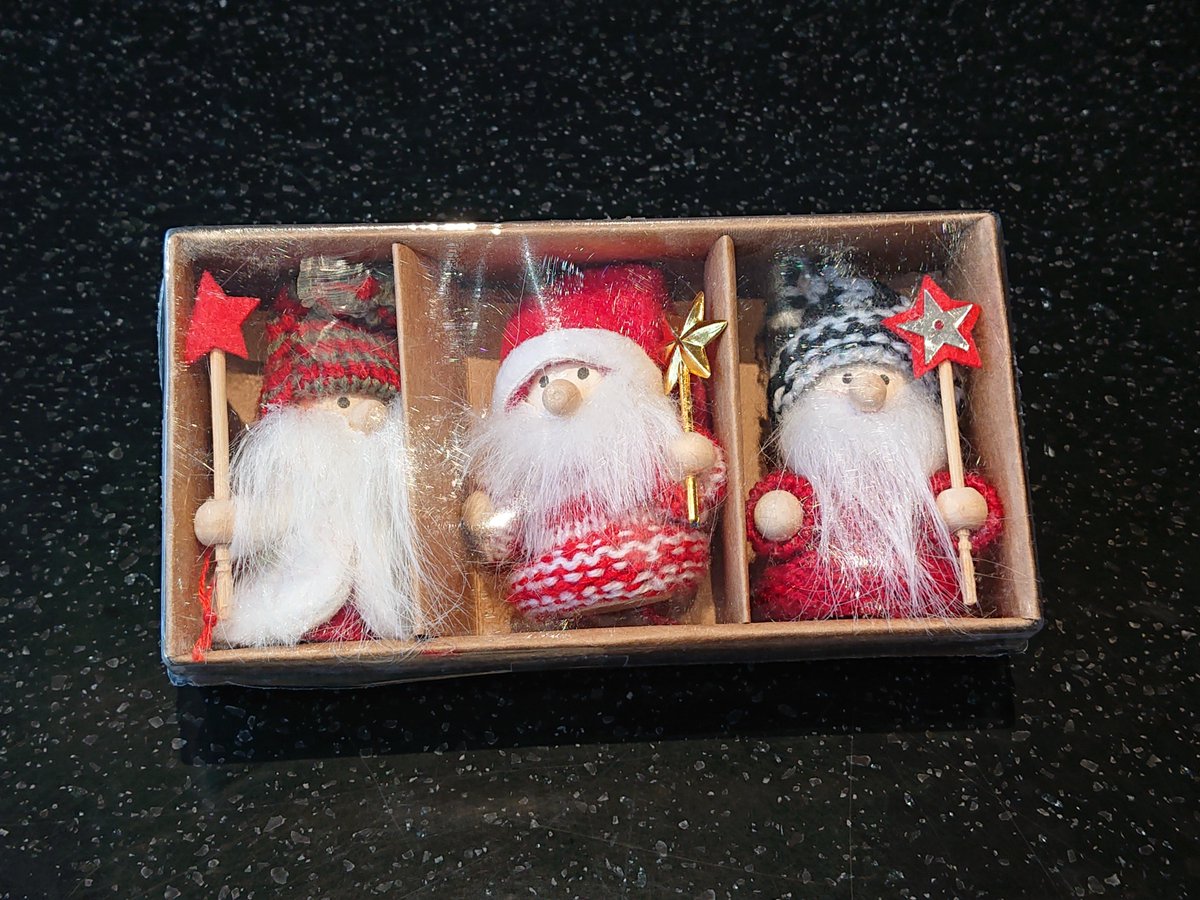 新入荷】 高さ6.5㎝の小さな小さなサンタクロース人形のセットが入荷