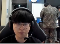 janxxch's tweet image. 엥 아니 류감독님 군복 입고 계신데?