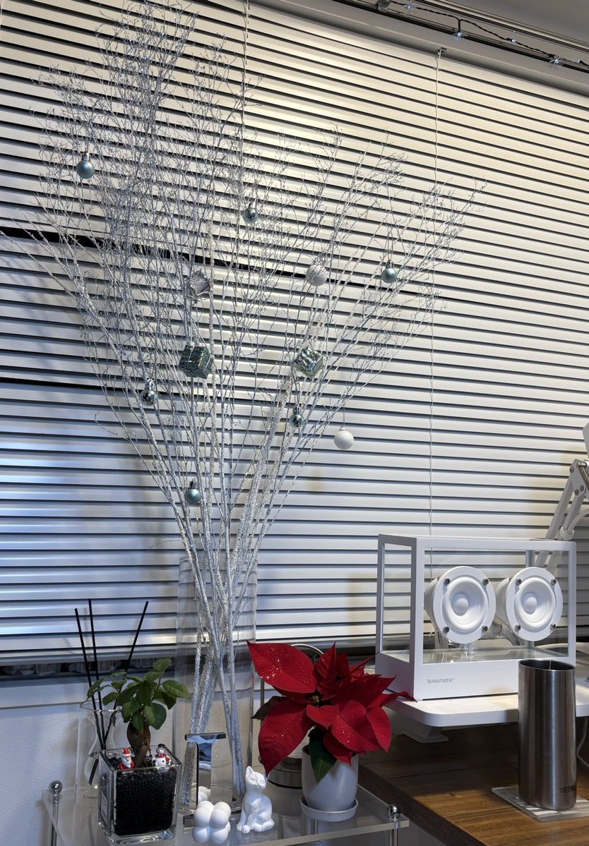 e_r_u_c's tweet image. 𝐃𝐞𝐜𝐞𝐦𝐛𝐞𝐫 𝟏𝐬𝐭 𓂃𓈒 ❅ *
ツリーができたよ🎄

#desksetup #xmas #December