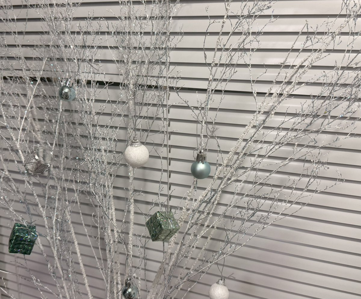 e_r_u_c's tweet image. 𝐃𝐞𝐜𝐞𝐦𝐛𝐞𝐫 𝟏𝐬𝐭 𓂃𓈒 ❅ *
ツリーができたよ🎄

#desksetup #xmas #December