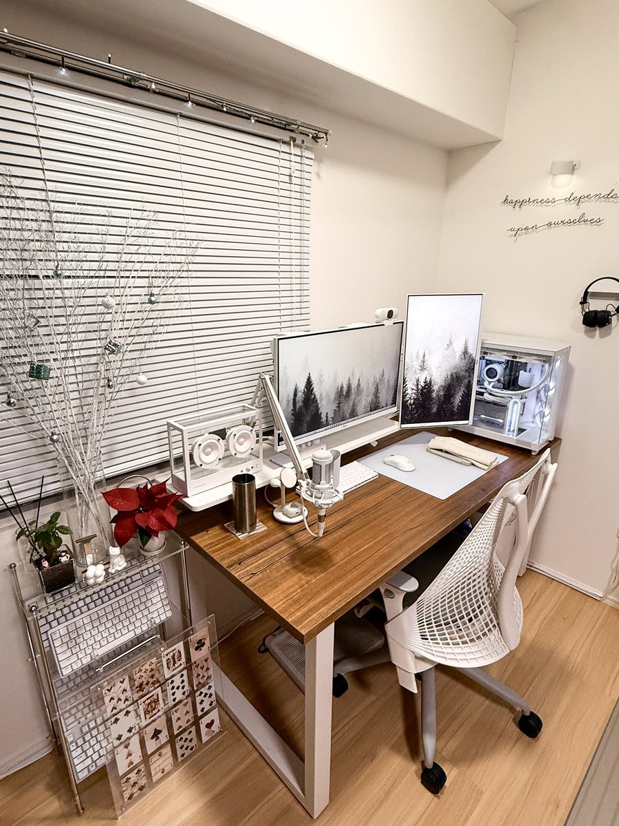 e_r_u_c's tweet image. 𝐃𝐞𝐜𝐞𝐦𝐛𝐞𝐫 𝟏𝐬𝐭 𓂃𓈒 ❅ *
ツリーができたよ🎄

#desksetup #xmas #December