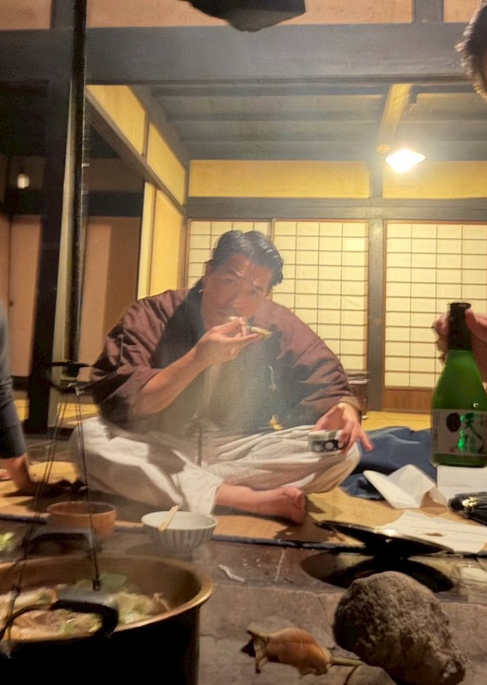 yb_1four50's tweet photo. あと明治初期の古民家で、牡丹鍋したり岩魚焼いたり、拾った竹と木で即席煙管作って拾った煙草吸ったりしてました。 https://t.co/NpOvmAy83e