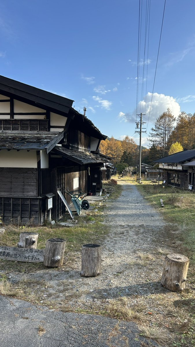 yb_1four50's tweet photo. あと明治初期の古民家で、牡丹鍋したり岩魚焼いたり、拾った竹と木で即席煙管作って拾った煙草吸ったりしてました。 https://t.co/NpOvmAy83e
