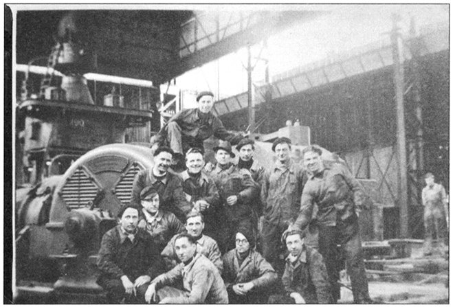 SectionTrith's tweet image. "Il est une usine
Au bord de l'Escaut 
Non loin d'un clocher
Quatre hauts-fourneaux...

Un hameau plein de courage : le Poirier vit au rythme de son usine sidérurgique... une fois l'an son pouls s'affole : il fête Saint-Éloi ! "

Roger Magnier

Bonne fête de Saint Éloi !