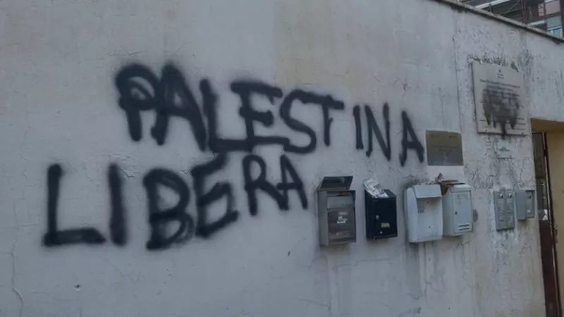 ugei_it's tweet image. L’Unione Giovani Ebrei d’Italia condanna con fermezza il vergognoso atto vandalico contro la Sinagoga di Monteverde. Le scritte comparse sui muri e l’imbrattamento della targa dedicata a Stefano Gaj Tachè sono un insulto alla comunità ebraica e allo stesso tempo un attacco…