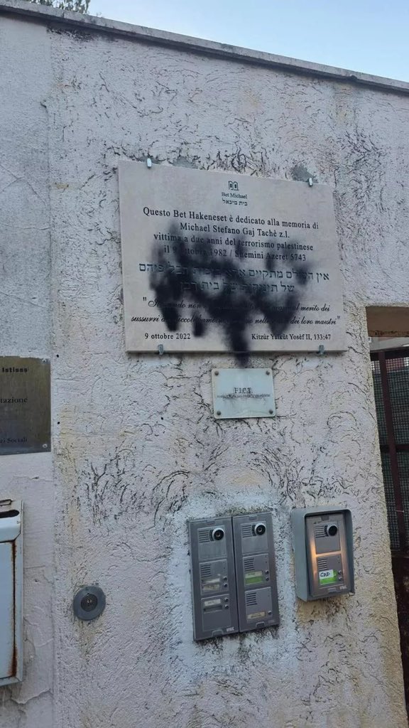ugei_it's tweet image. L’Unione Giovani Ebrei d’Italia condanna con fermezza il vergognoso atto vandalico contro la Sinagoga di Monteverde. Le scritte comparse sui muri e l’imbrattamento della targa dedicata a Stefano Gaj Tachè sono un insulto alla comunità ebraica e allo stesso tempo un attacco…