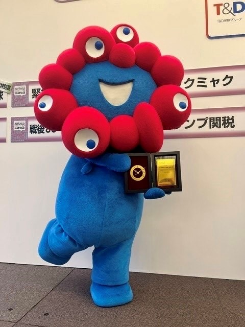 expo2025_japan's tweet image. 🏆T&amp;amp;D保険グループ 新語・流行語大賞🏆

この度、
「ミャクミャク」
がトップテンに選ばれました✨✨
授賞式に登壇した様子をお届け📷

#ミャクミャク 、おめでとう❤️💙

#新語・流行語大賞
#EXPO2025
