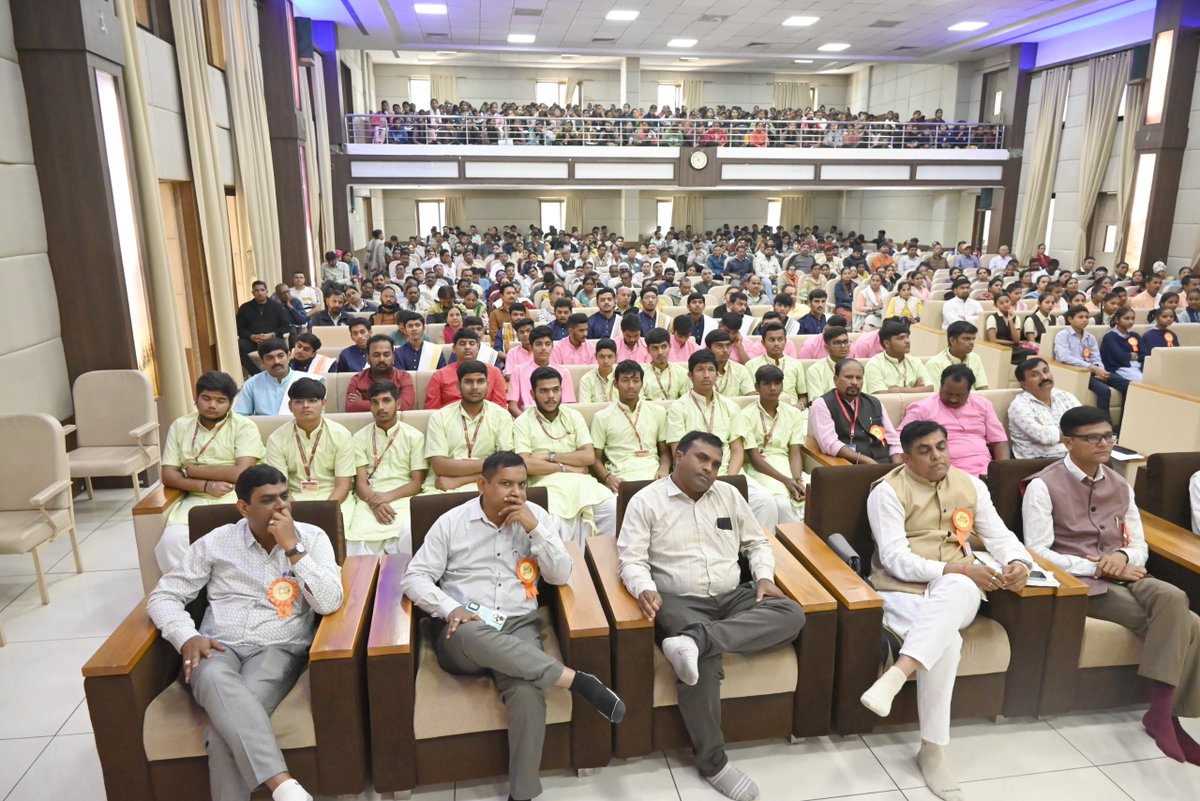 infokhedagog's tweet image. “ગીતા મહોત્સવ 2025 : જ્ઞાન, સંસ્કાર અને સંસ્કૃતિનો ઉજ્જવળ ઉત્સવ 

ભગવદગીતા ના શ્લોકપઠન, જ્ઞાનવર્ધક પ્રવચનો અને સંસ્કૃત સ્પર્ધાઓ સાથે નડિયાદમાં ગુંજ્યો આધ્યાત્મિક સંદેશ

યુવાનોની ઊર્જા સાથે ગીતા ગૌરવને સમર્પિત એક પ્રેરણાદાયી ઉજવણી.”

#GeetaMahotsav2025 #GeetaJayanti #NadiadEvents…