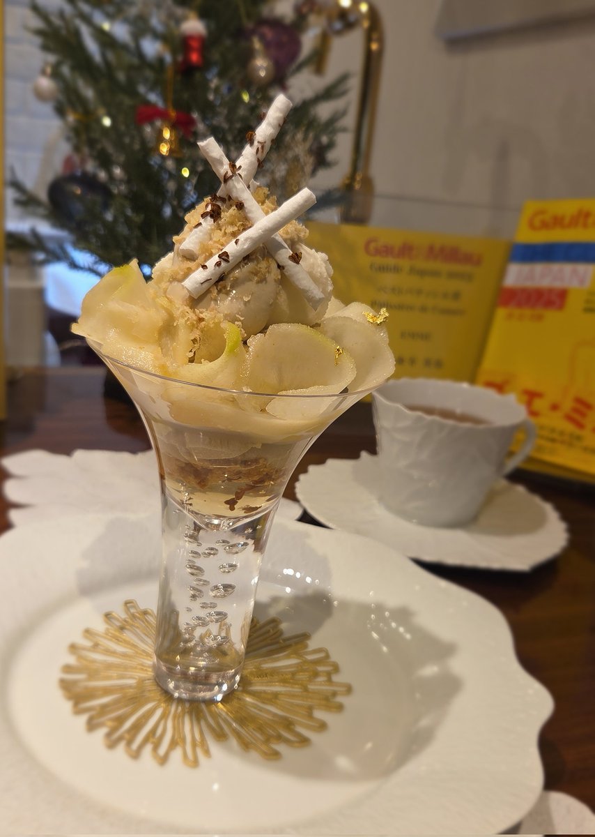 emme　和栗と洋梨の金木犀なパフェ
先日食べておいしかったのでおかわり。
トップの金木犀のミルクアイスがやっぱり美味しい。金木犀の香りと和栗のほっくりとした甘さに洋梨のシャープな味わいがすごくよくあいます。
栗と洋梨が色々なテクスチャで舌を楽しませた後は、さっぱりと金木犀のジュレで〆