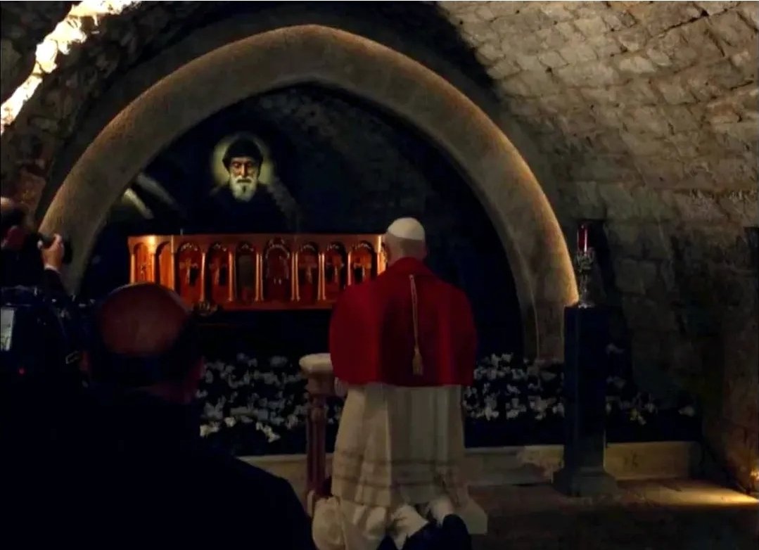 أعلى سلطة كنسيّة، بابا الفاتيكان عم يركع أمام ضريح هالراهب الختيار، القديس الحلو، اللي قضّا عمرو ناسك،  ووصلت سيرتو وعجايبو لآخر الدني، ولكلّ إنسان من دون تمييز...
إديه نيّالنا فيك يا شربل، إديه ربّنا حبّنا وحبّ لبنان ❤️
#البابا_لاوون 
#البابا_لاوون_الرابع_عشر 
#مار_شربل