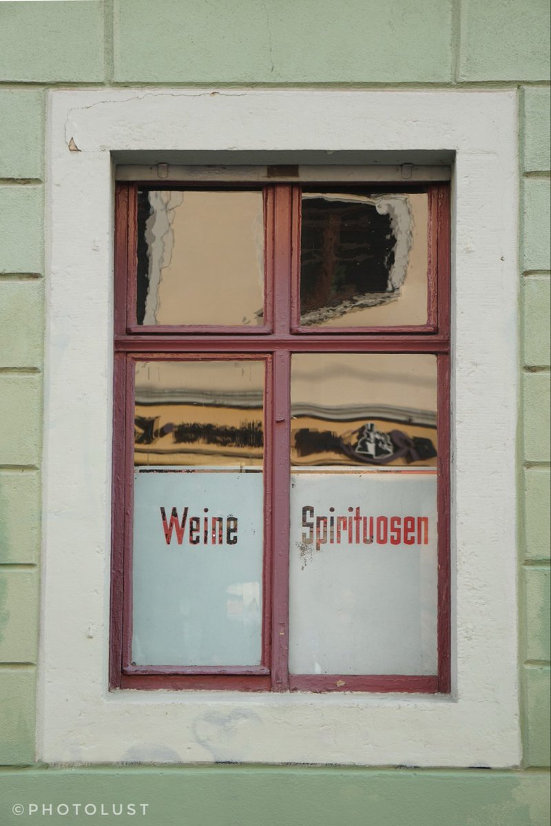 photo_lust's tweet image. #AlphabetChallenge #WeekWforWindows 

#Colour #ColourPhoto #ColourPhotography
#City #Window 

📷 #Sony #SonyAlpha 6000

A window in #Alaunstraße in #Dresden&apos;s #Neustadt district with a touch of GDR #nostalgia.