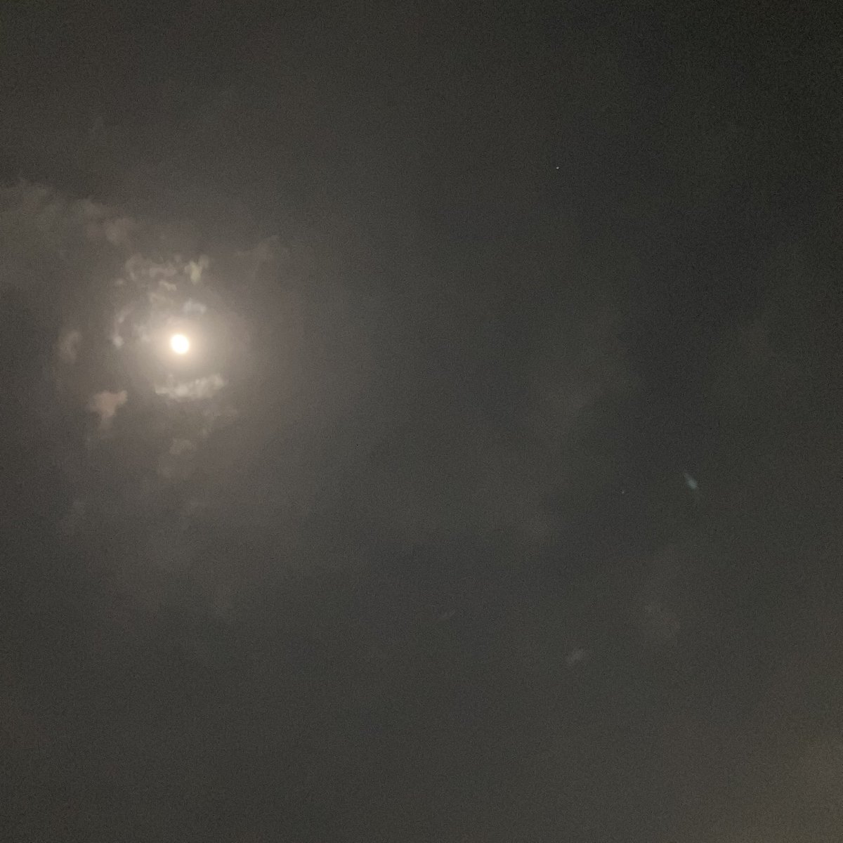 Sally_812's tweet image. I’m home 🏡

#tadaima 
#eveningsky 
#moon 
#イマソラ　
#キリトリセカイ　
#夜景　
💟☮️