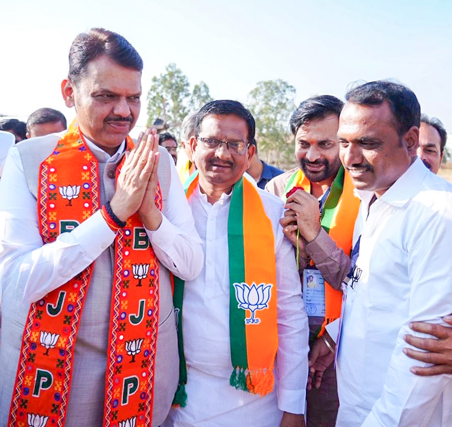 Devendra_Office's tweet image. 🔸CM Devendra Fadnavis arrives at Bhor, Pune. 
🔸मुख्यमंत्री देवेंद्र फडणवीस यांचे भोर, पुणे येथे आगमन.
🔸मुख्यमंत्री देवेंद्र फडणवीस इनका भोर, पुणे में आगमन। 

🕞 3.30pm | 1-12-2025📍Pune | दु. ३.३० वा. | १-१२-२०२५📍पुणे.

@Dev_Fadnavis 
#Maharashtra #DevendraFadnavis…