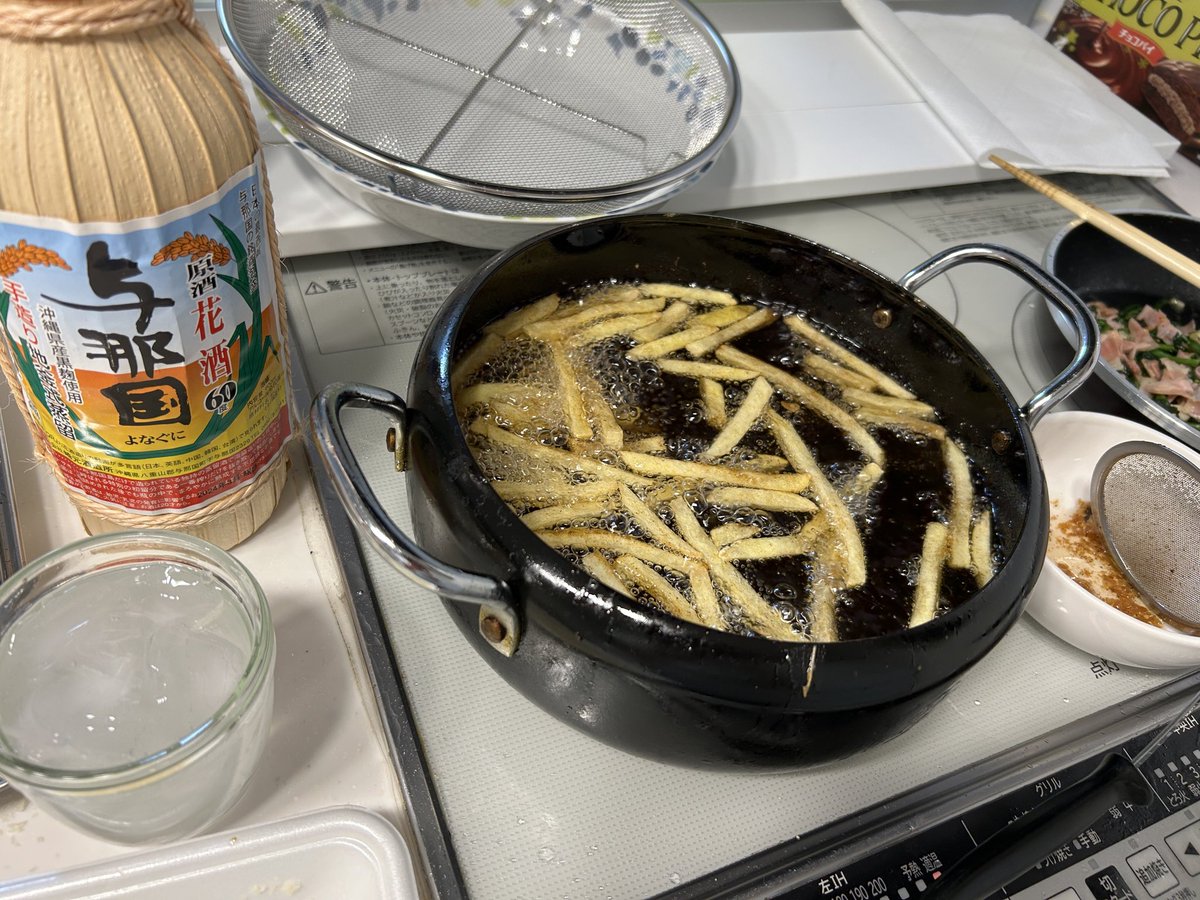 揚げ物を眺めながら与那国の花酒。
氷を入れても口の中がエタノール固定されそうになって美味いッ！